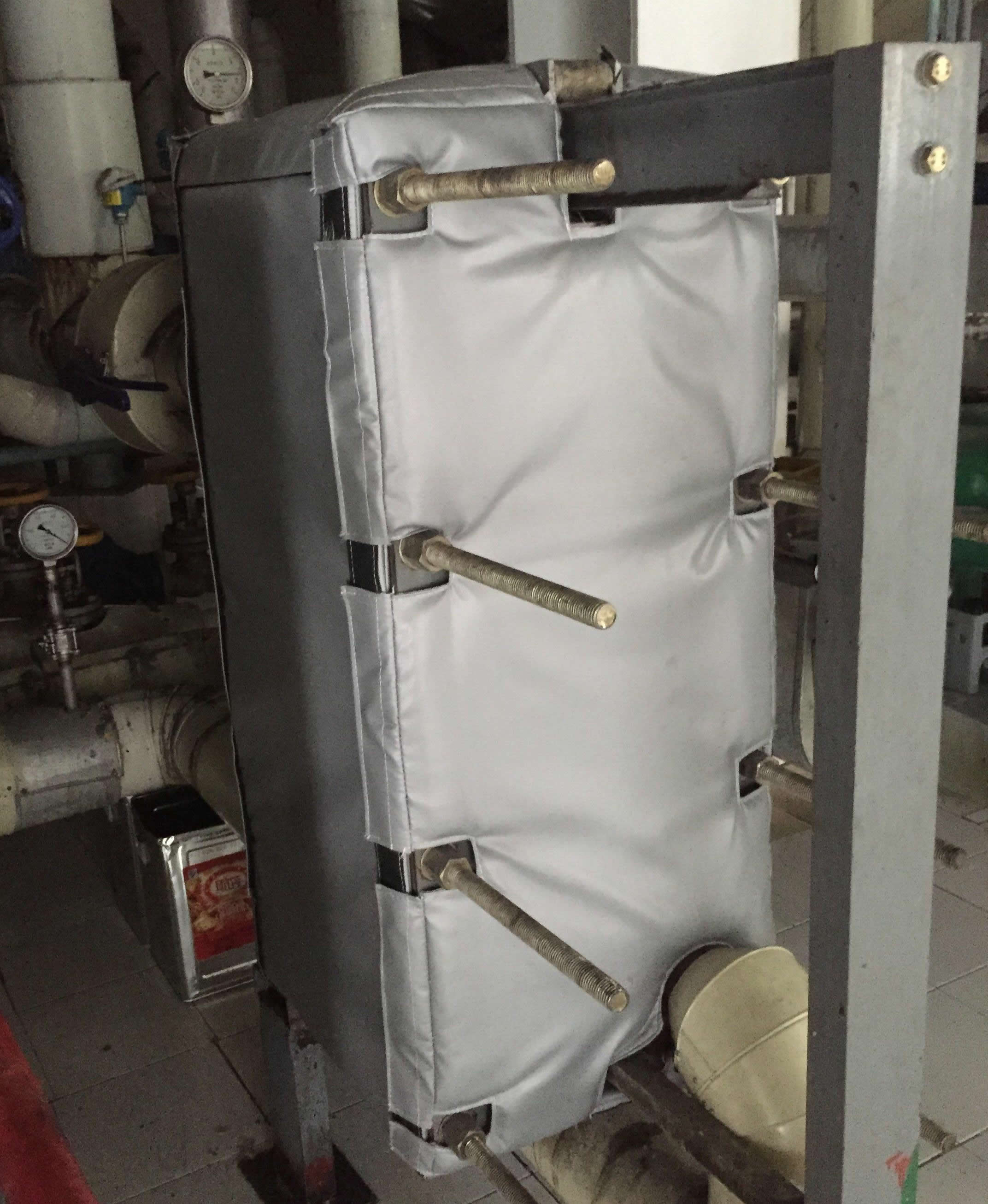 板式<a href=http://www.jiangyihua.com.cn/e/tags/?tagname=%E6%8D%A2%E7%83%AD%E5%99%A8%E4%BF%9D%E6%B8%A9 target=_blank class=infotextkey>換熱器保溫</a>套