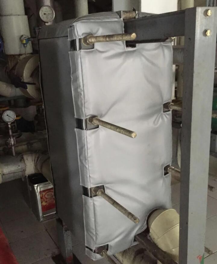 板式<a href=http://www.jiangyihua.com.cn/e/tags/?tagname=%E6%8D%A2%E7%83%AD%E5%99%A8%E4%BF%9D%E6%B8%A9 target=_blank class=infotextkey>換熱器保溫</a>套